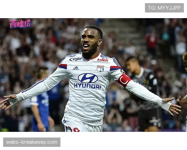 里昂前锋拉卡泽特因脚踝扭伤预计缺席四周